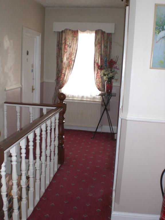 Melville Lodge Gatwick ฮอร์เลย์ ภายนอก รูปภาพ