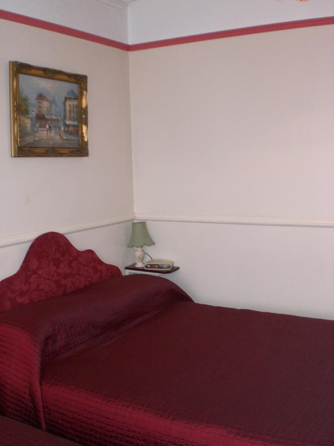 Melville Lodge Gatwick ฮอร์เลย์ ห้อง รูปภาพ
